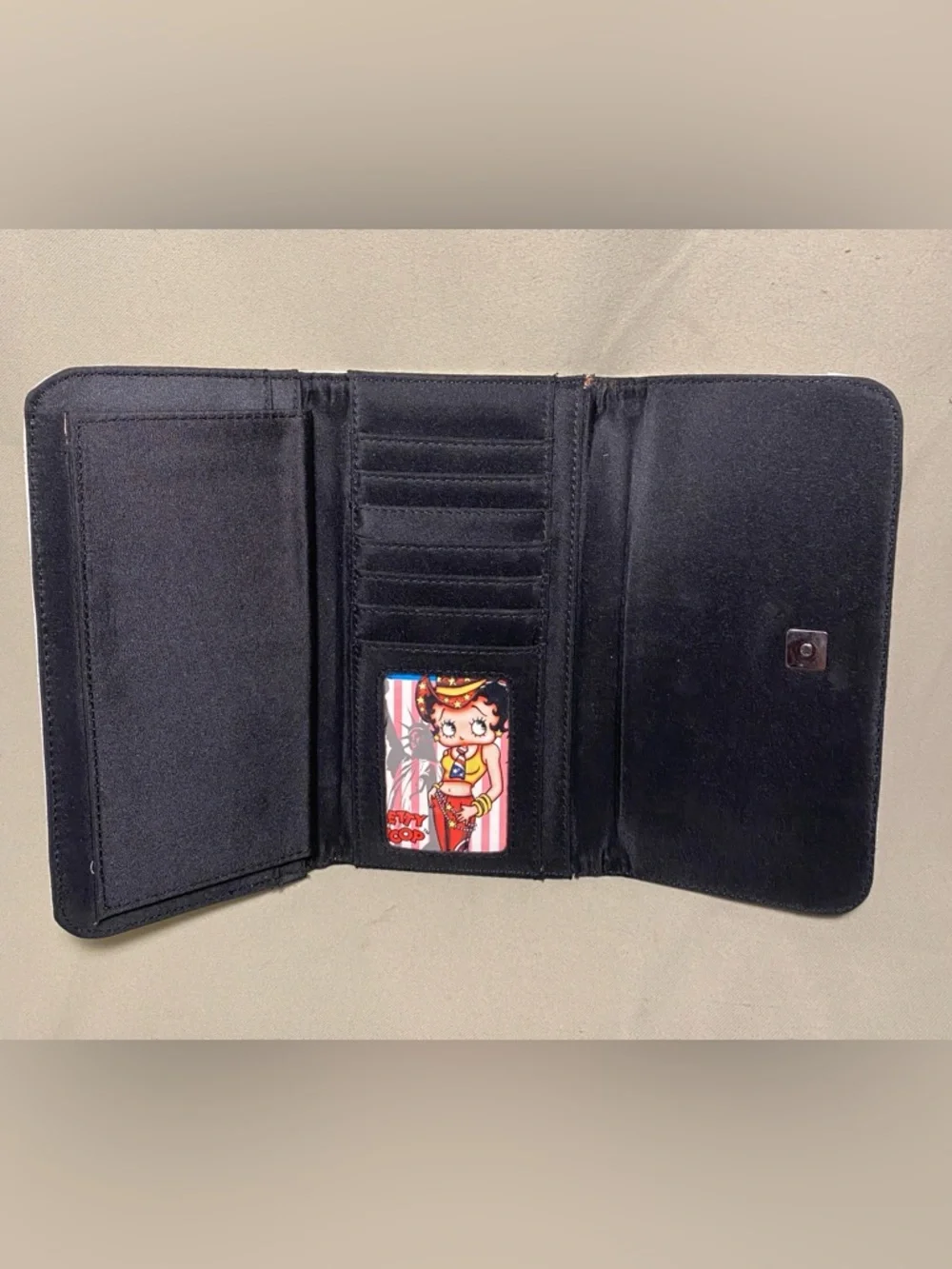 Betty Boop Women’s Leather Bi-Fold Wallet with Hardware emblem New